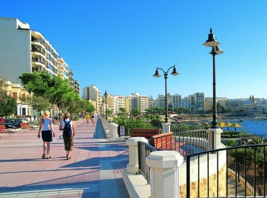 Modern 1Br Maisonette Steps From The Promenade Слима Экстерьер фото